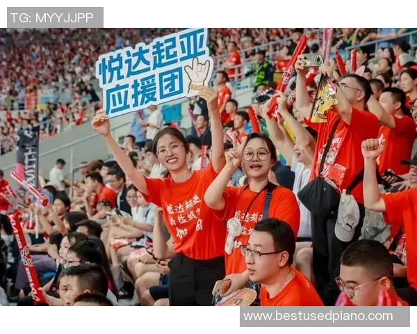 激情四溢的足球场球迷助威瞬间凝聚无尽热情与力量 激情四溢的足球场球迷助威瞬间凝聚无尽热情与力量